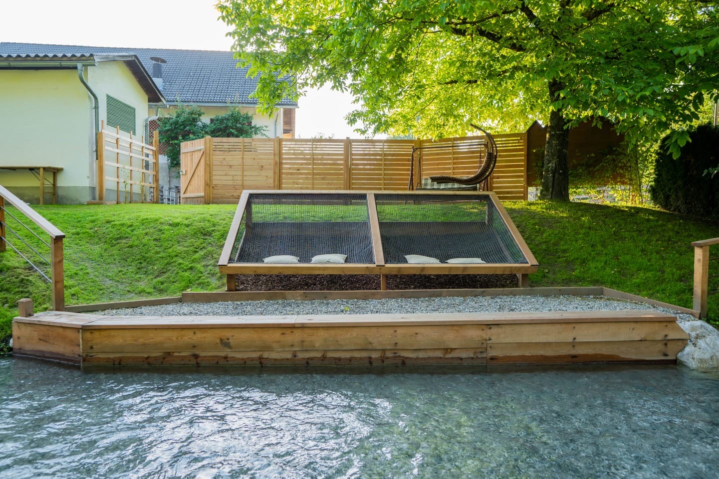 Ruhiger Platz am Bach zum Abkühlen und Entspannen